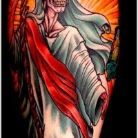 la morte in lenzuolo e in corona di lauro tatuaggio