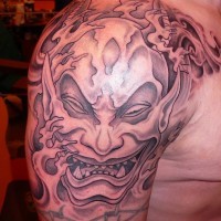 Tatuaje en el brazo, máscara de un demonio