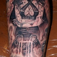 Tatuaje en el antebrazo, mujer demonia en el fuego