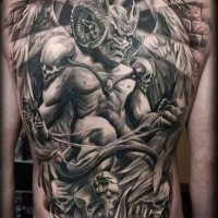 Tatuaje en la espalda, diseño de diablos, esqueletos