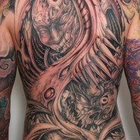 Tatuaggio colorato sulla schiena il demone terribile