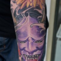 Tatuaje en el brazo, monstruo púrpur y flor