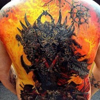 Tatuaje en la espalda, demonio grande en el infierno