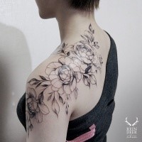 Desenhado por Zihwa tatuagem no ombro de belas flores