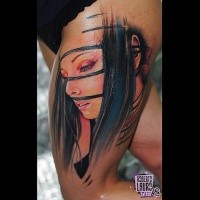 Kleinteiliger und farbiger Oberschenkel Tattoo der Stammesfrau