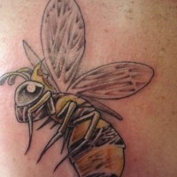 Detailliertes Bienen Tattoo am Arm