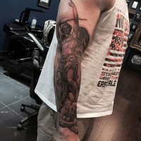 Detailliertes schwarzes Ärmel Tattoo  von Engel Krieger kämpft gegen Dämonen