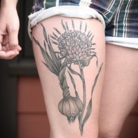 Tatuaje  de flores raros en la pierna