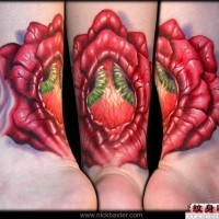 Detailliert aussehendes farbiges Knöchel Tattoo mit der mystischen Blume