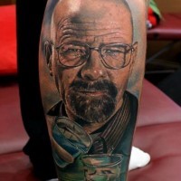 Detailliert aussehender cooler Filmheld aus Breaking Bad Porträt Tattoo am Bein