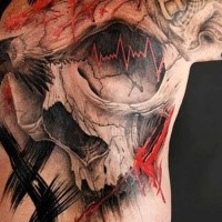 Detailliertes mehrfarbiges Tattoo von großem menschlichem Schädel mit Krähe