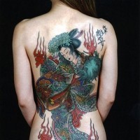 Tatuaje en la espalda, geisha japonesa en quimono verde