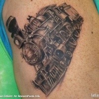 Tatuaje pequeño y detallado del brazo superior del tren de vapor