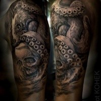 Tatuaje detallado del brazo superior del pulpo con cráneo humano