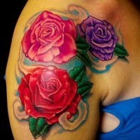 Mehrfarbiges Tattoo mit Rosen an der Schulter