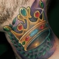 Mehrfarbiges Tattoo mit Krone am Hals