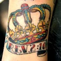 Mehrfarbiges Tattoo mit Königskrone