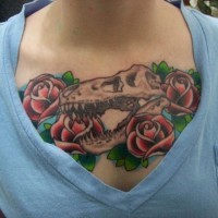 Tattoo von Dinosauriertotenkopf und roten Rosen auf der Brust