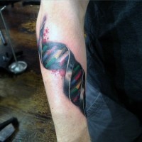 DNS-Kette mit farbigen Elementen Tattoo am Arm mit Farbentropfen