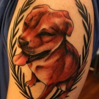 cane in fogliame tatuaggio sulla spalla