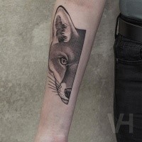 Estilo de ponto preciso pintado por Valentin Hirsch tatuagem de antebraço de meia cabeça de raposa