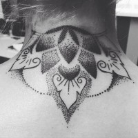 Tatuaje en el cuello, ornamento floral en estilo dotwork