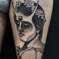 Inchiostro nero stile puntino dipinto da Michele Zingales con la coscia tatuata di donna demoniaca con foglie
