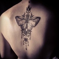 Estilo de punto pintado por Caro Voodoo. Tatuaje de espalda de mariposa grande diseñado con flores