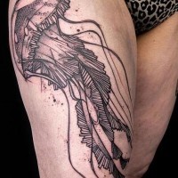 Tatuaje en la pierna, medusa negra, estilo dotwork