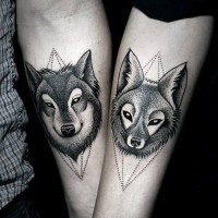 Tatuaje en el antebrazo,
lobo y zorro bonitos, dotwork