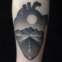 Tatuaggio del braccio di inchiostro nero stile dotwork del cuore umano stilizzato con la strada del deserto