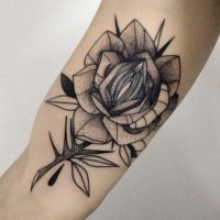 Tatouage biceps à la recherche de style Dotwork de petite rose par Michele Zingales