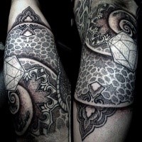 Tatuaggio di braccio dipinto di stile dotwork con ornamenti con diamante