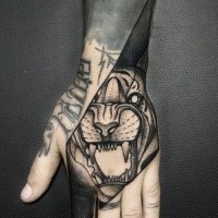Dotwork estilo legal pintado por Michele Zingales tatuagem de mão de cabeça de tigre