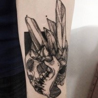 Dotwork-Stil seltsam aussehende gemalt von Michele Zingales Arm Tattoo des menschlichen Schädels mit Kristallen