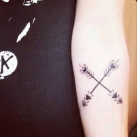 Double crossed indian arrow tattoo with triangles