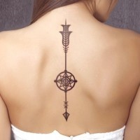 elegante freccia verso il basso con bussola tatuaggio su colona vertebrale