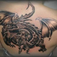 Tatuaje en la espalda, dragón salvaje y cazador