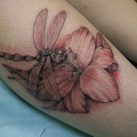libellula seduta sul fiore tatuaggio sulla gamba