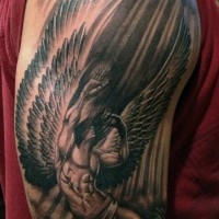 Dramatisches großes schwarzes Schulter Tattoo mit gefallenem Engel