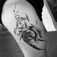 Dramático tatuaje de muslo estilo blackwork de ángel caído