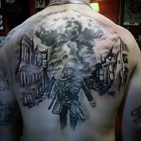 Tatuaje en la espalda,
soldado en máscara antigás en la ciudad destrozada