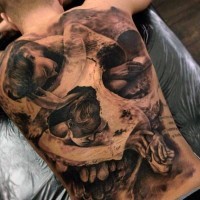 drammatico disegno nero e bianco donna con cranio tatuaggio pieno di schiena