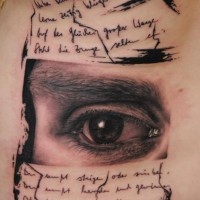 Tatuaje en la cadera, ojo triste grande entre inscripciones
