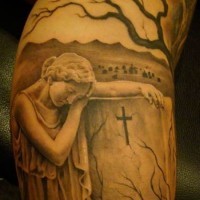 Tatuaje en el brazo, mujer trágica en lápida, colores negro blanco