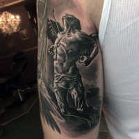 Dramatischer schwarzer und weißer Engel mit Pfeilen in der Brust Tattoo am Arm