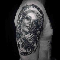 Tatuaje de Medusa Gorgona carismática  en el brazo