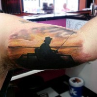 drammatico dipinto colorato vecchio pescatore sul alba tatuaggio su bicipite