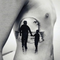 Dramatischer Stil schwarze und weiße Vater und Sohn mit Sonnenuntergang Tattoo an der Seite