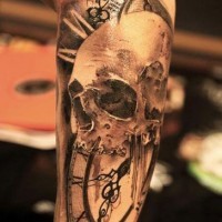 drammatico stile disegno grande cranio con orologio tatuaggio avambraccio